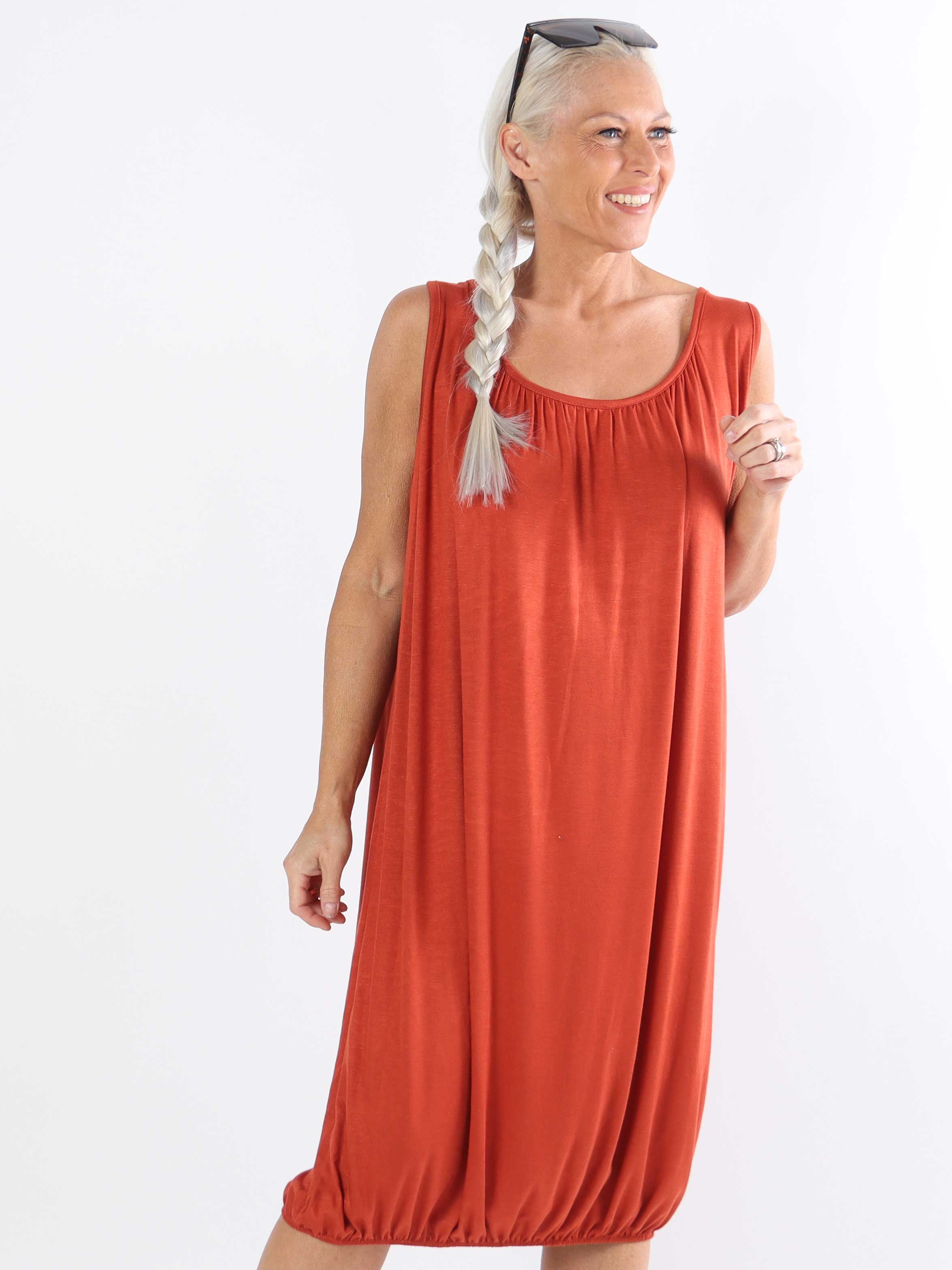 Miracle Sleeveless Dress - Plus size basis kjole i viskose med elastik forneden